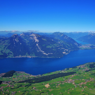 湛蓝的图恩湖。Sigriswiler Rothorn, Niederhorn和Augstmattho
