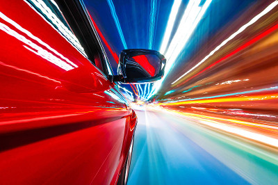 在高速公路上高速行驶的汽车