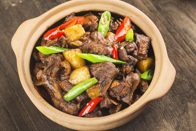 砂锅土豆炖鸭