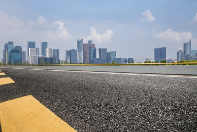 全景天际线和现代商业办公建筑与空的道路，空的混凝土广场地板