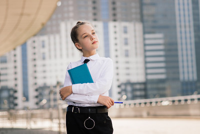 这本书讲的是什么?文学课。回到学校。现代教育。带着笔记本思考的小女孩。
