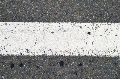 柏油路上的白色条纹道路标记。