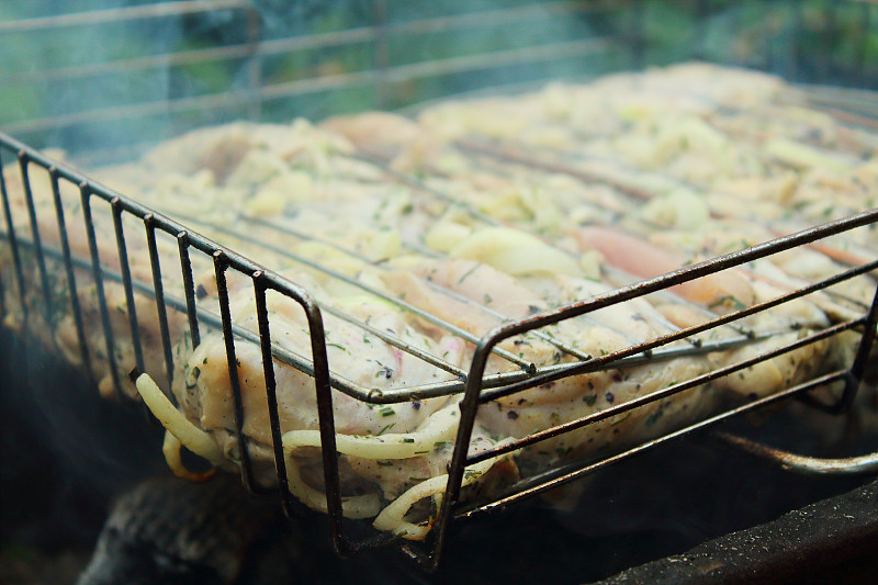 在烤架上准备鸡腿肉串。特写镜头。背景。