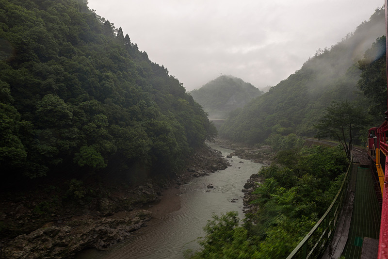 从Sagano风景铁路的红色货车上看到的Katsura河的美丽风景