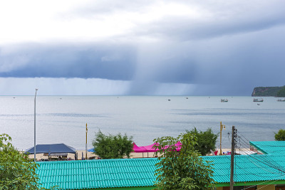 夏天的暴风雨袭击了海滩