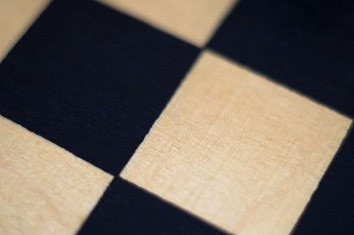 靠近棋盘