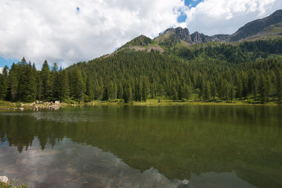美丽的风景圣佩莱格里诺湖在Val di Fassa，特伦蒂诺阿尔托阿迪杰，意大利