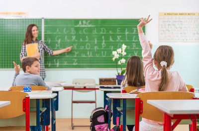 老师和学生在课堂上:教学，