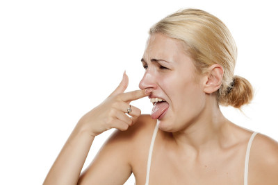 年轻的金发女郎因为气味而感到恶心