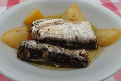 橄榄油沙丁鱼罐头，配蜜饯柠檬