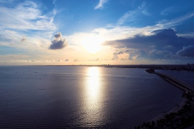 美国迈阿密比斯坎湾日落鸟瞰图。伟大的景观。假期旅行。旅游目的地。热带风光。