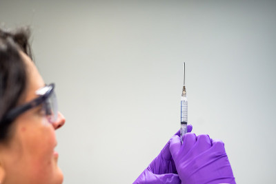 医生用注射器注射疫苗和注射