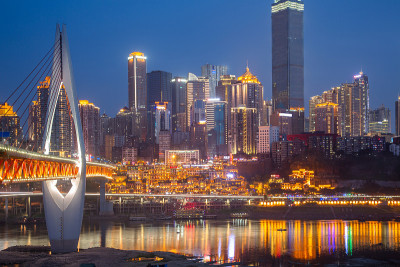 长桥横跨夜晚的河流