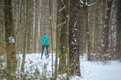 骑自行车的人在雪地里