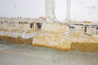 在旧砖建筑中为防止氡气体的危害而建造通风爬行空间的准备阶段
