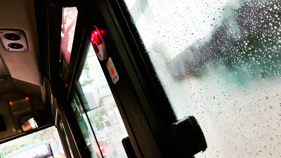 在一个雨天的公共汽车上