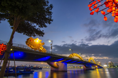 越南岘港:日落时分的龙桥，是一个非常著名的旅游目的地。