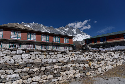 楚虹村和洛子山景后面
