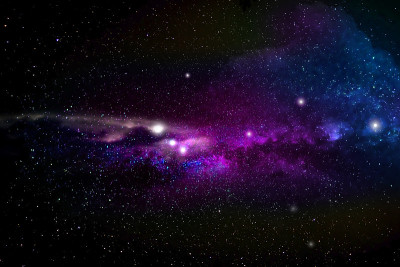 星系背景星云星尘和闪亮的星星，美丽的宇宙景观紫色的银河，天空充满了闪亮的星星。美丽的景色与宇宙。星空