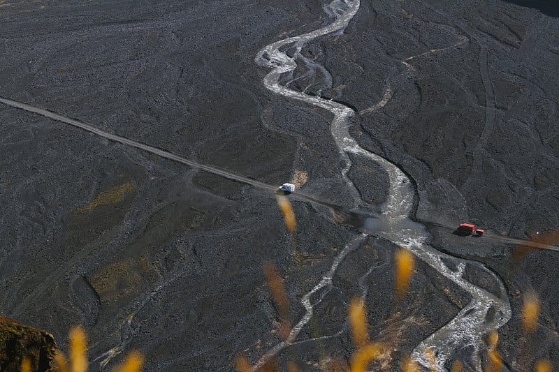 一辆四轮驱动汽车在冰岛南部的Landmannalaugar河中涉水