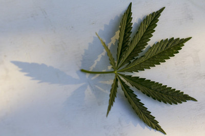 白色木质背景上的麻床单