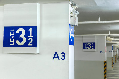 停车场内3层停车标志