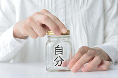 把真实想法藏在箱子里的女人