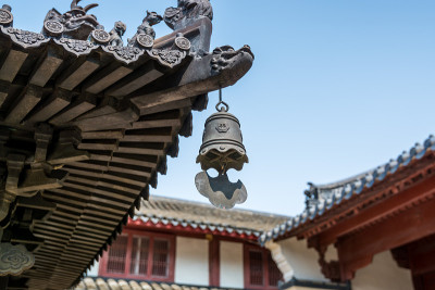 舟山群岛普陀山寺里的中国传统钟(汉字:吉祥)