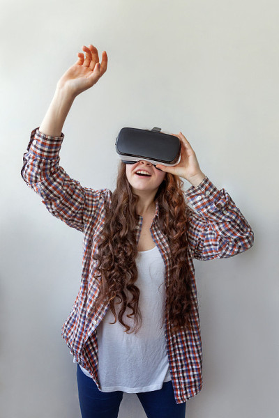 女性使用VR耳机