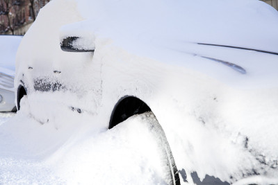 被雪覆盖的汽车