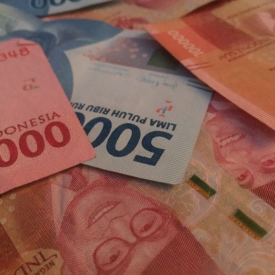 面值为50,000印尼盾(50.000,00卢比)和100,000印尼盾(100.000,00卢比)