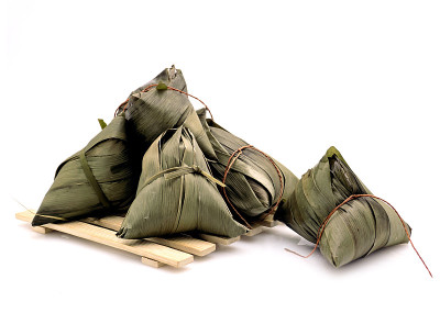 传统的包粽子