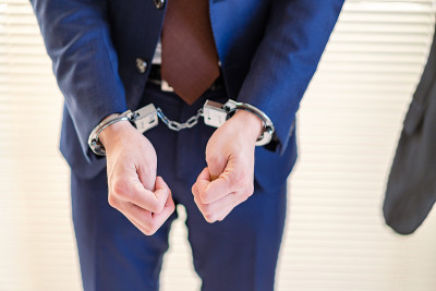 被捕的商人穿着西装