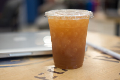 木桌上放着一杯冰柠檬茶