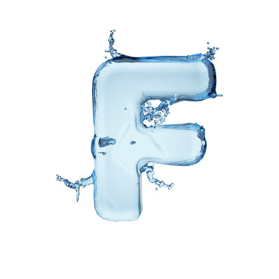 字母F水飞溅字母表孤立在白色。3 d渲染插图。