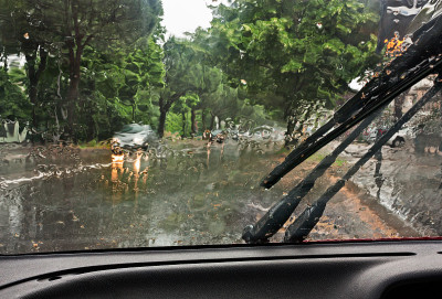 在雨中开车