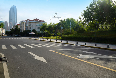 中国青岛的城市道路和现代化的办公大楼