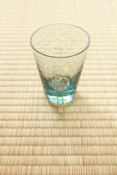 水杯放在榻榻米垫子上