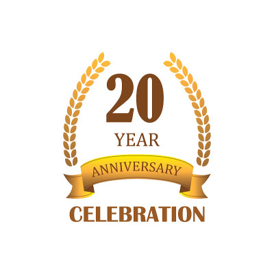20周年纪念会徽。周年纪念标志与优雅的金色戒指在白色背景