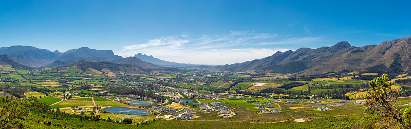 Franschhoek山谷全景与其著名的酒庄和周围的山脉