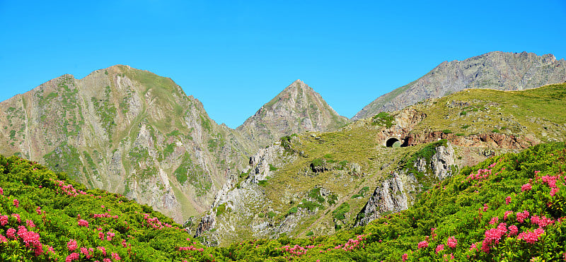 图尔马莱山坳附近的山景。比利牛斯山脉。