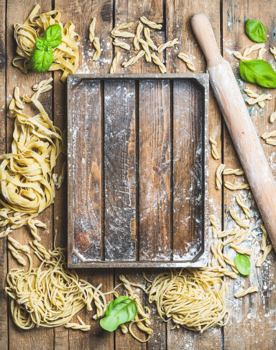 中间放着各种自制的生意大利面食和木制托盘
