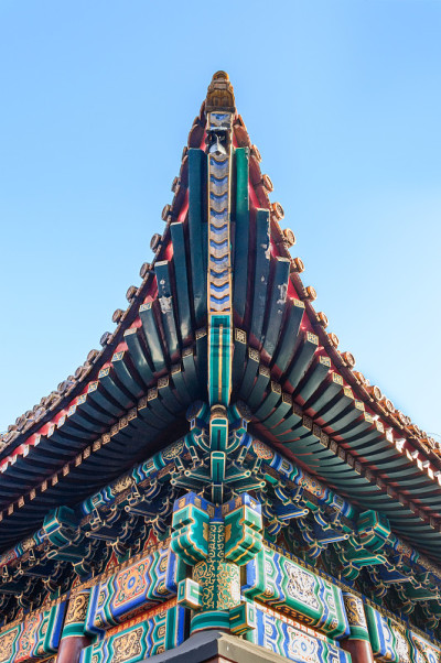 一个中国古典建筑，一个装饰多彩的凉亭。