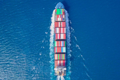 海上大型集装箱船。航空图像