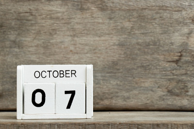 白色的木版日历显示日期为7月和10月