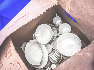 捐赠箱装满了精美瓷器