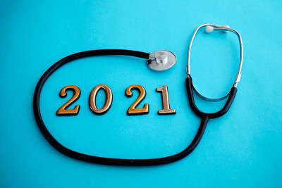 蓝色背景的2020号听诊器。