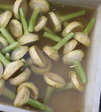 在淡水中煮熟并出售的朝鲜蓟茎