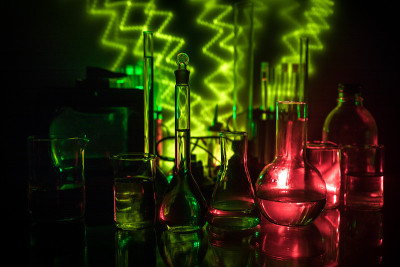 药学和化学主题。在研究实验室用溶液测试玻璃烧瓶。科学和医学背景。深色背景上的实验室试管