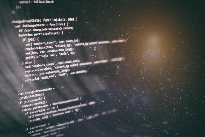 详细介绍开发编程和编码技术。开发人员在办公室工作的网站代码。